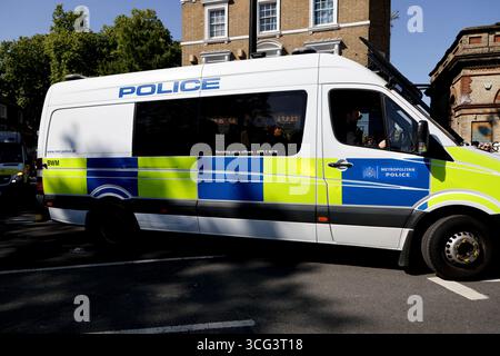 Londres, Royaume-Uni. 24 août 2025. Une camionnette de police traverse la colline Notting. Le Carnaval de Notting Hill est l'un des plus grands festivals de rue au monde. C'est un carnaval annuel des Caraïbes qui a lieu à Londres depuis 1966 dans les rues de Notting Hill pendant le week-end de vacances en août. (Photo Steve Taylor/SOPA images/SIPA USA) crédit : SIPA USA/Alamy Live News Banque D'Images