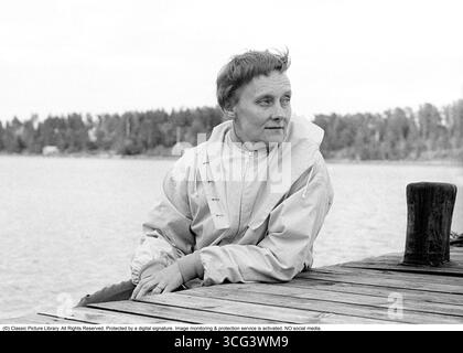 Astrid Lindgren. Auteur suédois de livres, chansons et romans pour enfants. Né le 14 novembre 1907 au 28 janvier 2002 Internationalement célèbre pour les livres featurings Pippi Longstocking, Emil de Lönneberga, Karlsson-sur-le-toit et les six enfants Bullerby. en 2017, elle est la 18e auteure la plus traduite au monde. Environ 167 millions de ses livres ont été vendus dans le monde entier en 2010. Photo prise sur l'île de Bromskär en juin 1963 lors du tournage de Life on Seacrow Island. (Suédois : VI på Saltkråkan). Une série télévisée suédoise basée sur les livres d'Astrid. *** Légende locale *** Banque D'Images