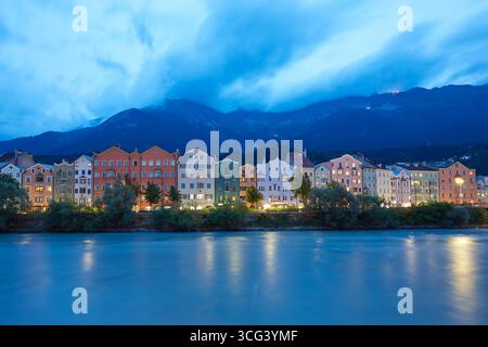 Maisons colorées sur la rive de la rivière Inn, Innsbruck, Autriche Banque D'Images