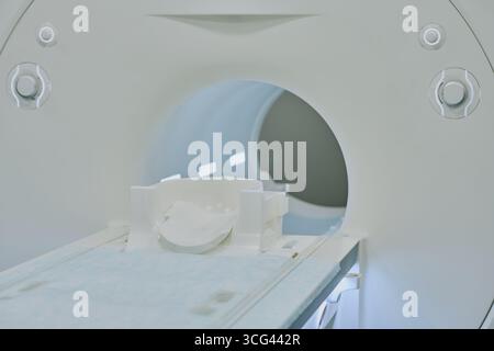 Scanner IRM vide en attente d'un patient pour la procédure d'imagerie médicale Banque D'Images