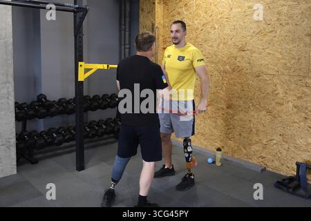 Les vétérans de la guerre russo-ukrainienne avec des jambes prothétiques participent à une session de formation ouverte des vétérans de la 5ème brigade Slobozhanska de la Garde nationale ukrainienne 'Skif' et des représentants d'autres unités des forces armées et de la Garde nationale ukrainienne, organisée pour encourager et préparer les participants à la sélection nationale pour les JEUX internationaux DES ESPRITS FORTS, Kharkiv, 25 août 20255 (photo DE Viacheslav Madiievskyi/Ukrinform) Banque D'Images