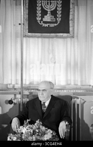 Israels Staatspräsidenten Salman Schasar sitzt unter dem Emblem Israels BEI einem Gespräch mit Konrad Adenauer (liens außerhalb der Bildes). Israël, mai 1966. Banque D'Images