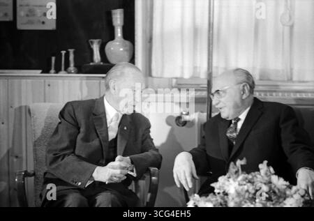 Israels Staatspräsidenten Salman Schasar BEI einem Gespräch mit Konrad Adenauer BEI dessen Besuch in Israel im mai 1966. Banque D'Images