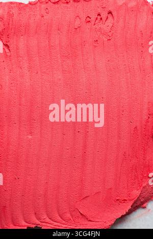 Vue de dessus de crème au beurre rouge pour décorer le gâteau, crème au beurre américain lisse soyeuse avec des motifs, vue de dessus de crème au beurre rouge lisse Banque D'Images