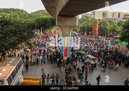 Dhaka, Dhaka, Bangladesh. 26 août 2025. Des étudiants de l'Université d'ingénierie et de technologie du Bangladesh (BUET) bloquent l'intersection de Shahbagh à Dhaka, au Bangladesh, le 26 août 2025, lors d'une manifestation dans le cadre du programme de « blocus des ingénieurs », demandant justice sur les menaces de mort proférées contre Roknuzzaman Rokon, ancien ingénieur du BUET, et insistant sur leur revendication en trois points. (Crédit image : © Abu Sufian Jewel/ZUMA Press Wire) USAGE ÉDITORIAL SEULEMENT ! Non destiné à UN USAGE commercial ! Banque D'Images
