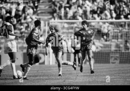 Carlos Valderrama (Mitte), Spielmacher und Kapitän der kolumbianischen Nationalmannschaft, während einer Angriffsszene im Wm-Vorrundenspiel gegen die Vereinigten Arabischen Emirate AM 9. Juni 1990 im Stadio Renato Dall’Ara à Bologne. Banque D'Images