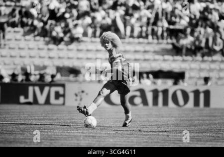 Carlos Valderrama, Kapitän der kolumbianischen Fußballnationalmannschaft, während eines Vorrundenspiels der Fußball-Weltmeisterschaft 1990 in Italien. Banque D'Images