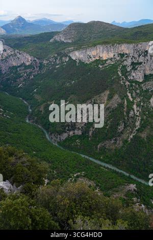 Vue plongeante sur le Verdon dans les Gorges du Verdon, un canyon, dans le sud de la France Banque D'Images