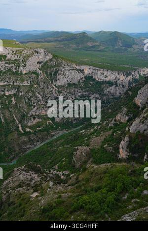 Vue plongeante sur le Verdon dans les Gorges du Verdon, un canyon, dans le sud de la France Banque D'Images