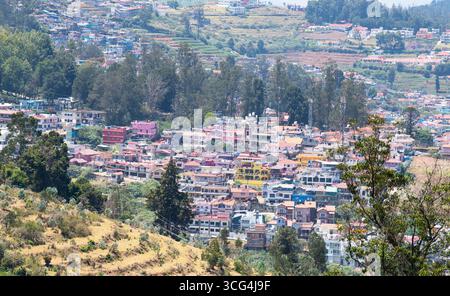 Paysage urbain de la ville d'Ooty, Inde, Village Udagamandalam entouré de collines de Nilgiri et de plantations de thé, Tamil Nadu, 18 mars 2025 Banque D'Images