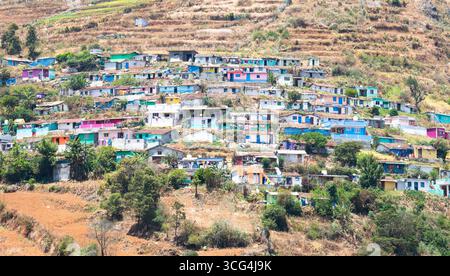 Paysage urbain de la ville d'Ooty, Inde, Village Udagamandalam entouré de collines de Nilgiri et de plantations de thé, Tamil Nadu, 18 mars 2025 Banque D'Images