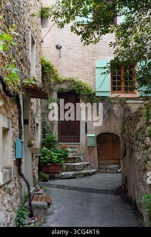 MOUSTIERS-SAINTE-MARIE, FRANCE -19 MAI 2025- vue de rue de la ville provençale de Moustiers Sainte Marie dans les Alpes-de-haute-Provence, membre des les Banque D'Images
