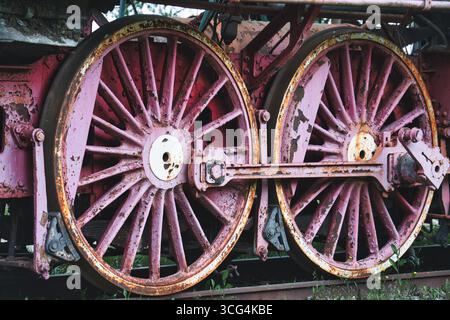 Roues de train rouillées vintage - gros plan sur le patrimoine industriel Banque D'Images