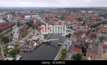 Panorama aérien large du centre historique de Gdansk et du front de mer de la rivière Motlawa avec grande roue, représentant le tourisme de ville intelligente, préservation du patrimoine urbain Banque D'Images
