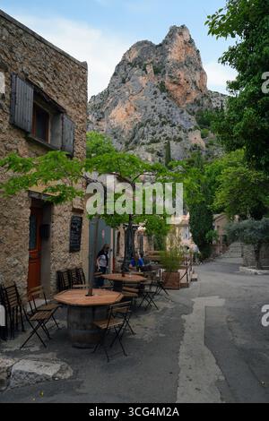MOUSTIERS-SAINTE-MARIE, FRANCE -19 MAI 2025- vue de rue de la ville provençale de Moustiers Sainte Marie dans les Alpes-de-haute-Provence, membre des les Banque D'Images