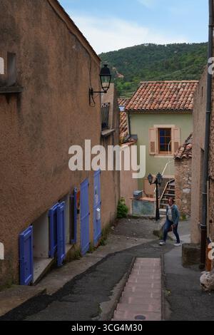 MOUSTIERS-SAINTE-MARIE, FRANCE -19 MAI 2025- vue de rue de la ville provençale de Moustiers Sainte Marie dans les Alpes-de-haute-Provence, membre des les Banque D'Images