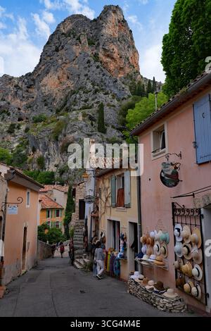 MOUSTIERS-SAINTE-MARIE, FRANCE -19 MAI 2025- vue de rue de la ville provençale de Moustiers Sainte Marie dans les Alpes-de-haute-Provence, membre des les Banque D'Images