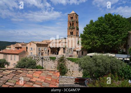 MOUSTIERS-SAINTE-MARIE, FRANCE -19 MAI 2025- vue de rue de la ville provençale de Moustiers Sainte Marie dans les Alpes-de-haute-Provence, membre des les Banque D'Images