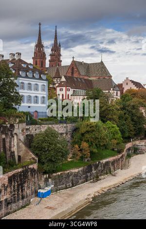 Ville de Bâle en Suisse. Vieille ville sur le Rhin avec la cathédrale de Bâle Minster (Basler Munster) et le belvédère Palatinat de Bâle. Banque D'Images