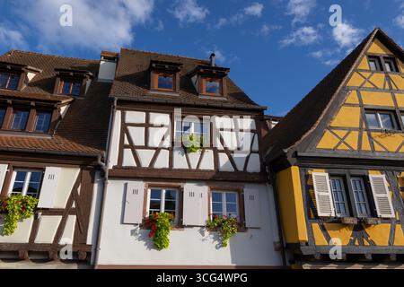 Maisons traditionnelles à colombages dans la vieille ville de Colmar ville en Alsace en France. Banque D'Images