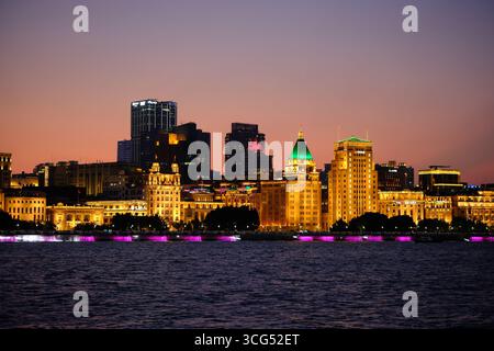 Shanghai, Chine-16 août 2025 : vue nocturne du Bund à Shanghai, une ville animée Banque D'Images