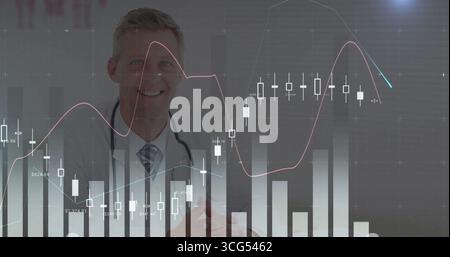 Médecin masculin souriant portant une blouse de laboratoire croisant les bras à la clinique, avec stéthoscope et graphiques financiers Banque D'Images