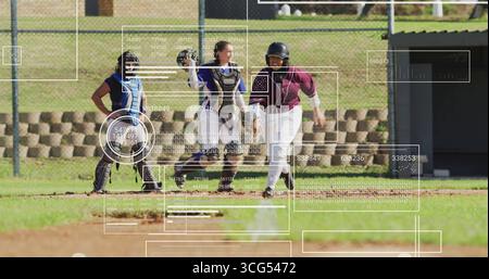 Joueur de softball en maillot et casque glissant dans la plaque de la maison sur le terrain, avec HUD, espace de copie Banque D'Images