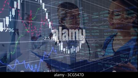 Examen de chandeliers et de graphiques linéaires sur tablette, planches à pince par le personnel médical dans le couloir de l'hôpital Banque D'Images