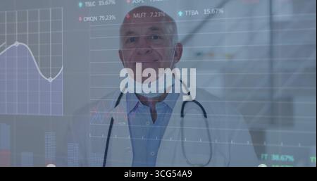 Médecin debout derrière le panneau de verre dans la clinique visualisant les graphiques de données, avec masque chirurgical stéthoscope Banque D'Images