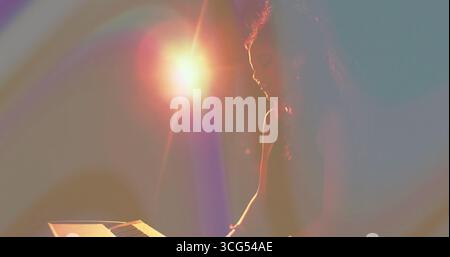 Musicien de femme jouant le clavier électronique sur scène sombre, lumière chaude de lentille, espace de copie Banque D'Images