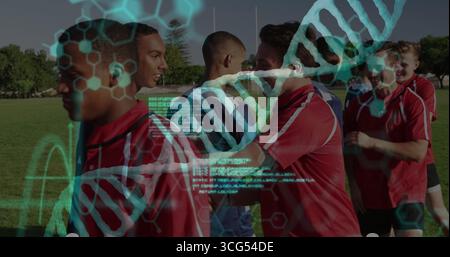 Debout dans les lignes adolescents joueurs adultes portant des maillots rouges-bleus saluant sur le terrain d'herbe, superposition d'ADN Banque D'Images