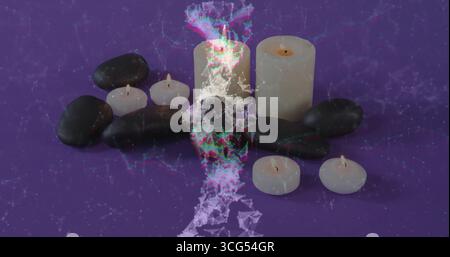 Montrant des bougies colonnes blanches, bougies chauffe-plat et pierres noires sur tissu violet avec superposition de maille triangulaire Banque D'Images