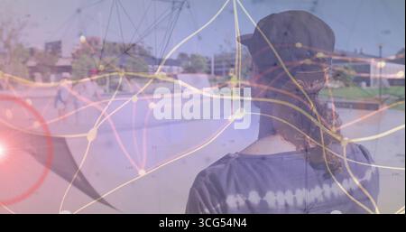 Arpenteur femme dans une casquette de baseball, tee-shirt tie-dye au skate Park Bowl avec superposition de réseau, espace de copie Banque D'Images