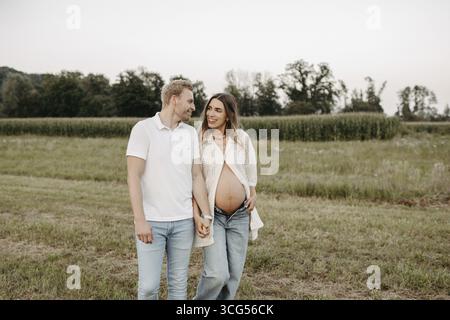 Enceinte, jeune femme avec partenaire Banque D'Images