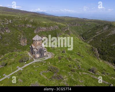 Petite église sur une montagne verdoyante surplombant une vallée, vue aérienne, église de la mère de Dieu, église de Vahramashen, Vahramashen Surp Astvatsatsin, CH Banque D'Images