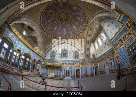 Vue grand angle de l'intérieur richement décoré du palais de topkapi, mettant en valeur l'architecture et le design ottomans complexes Banque D'Images