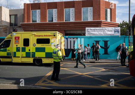 ROYAUME-UNI. 26 août 2025. Une minifourgonnette entre en collision avec le London Tram dans le sud-ouest de Londres, Royaume-Uni vers 16 heures cet après-midi, une minifourgonnette est entrée en collision avec un tramway alors que la voiture traversait un feu rouge à un croisement sur Kingston Road alors que le tramway approchait de la station Merton Park dans le sud-ouest de Londres. Véhicules d'urgence pris en charge avec des blessés emmenés dans une ambulance. Wimbledon, Southwest London, Angleterre, Royaume-Uni 26th Augusts, 2025. Crédit : Jeff Gilbert/Alamy Live News Banque D'Images