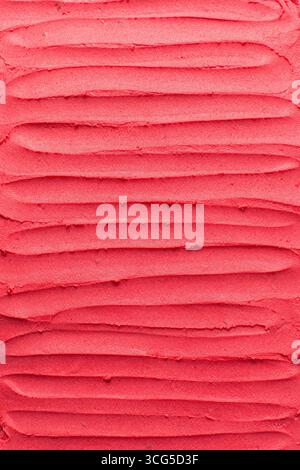 Vue de dessus de crème au beurre rouge pour décorer le gâteau, crème au beurre américain lisse soyeuse avec des motifs, vue de dessus de crème au beurre rouge lisse Banque D'Images