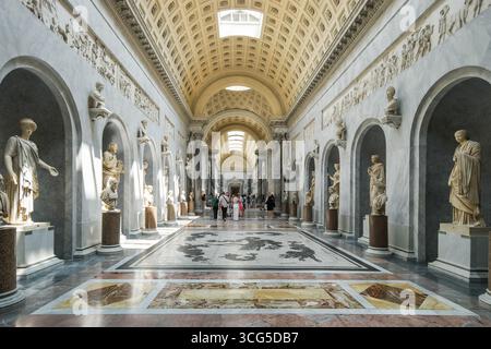 Les gens marchent dans les musées du Vatican, Vatican. Banque D'Images