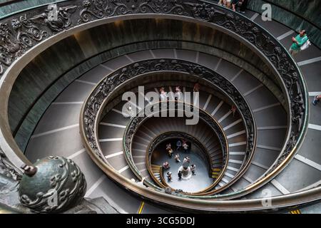 L'escalier moderne de Bramante (par Giuseppe Momo) dans les musées du Vatican, Vatican. Banque D'Images