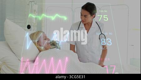 Patient parlant dans la robe d'hôpital dans la chambre d'hôpital, avec perche IV, affichage holographique des signes vitaux Banque D'Images