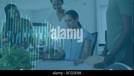 Examen de quatre femmes d'affaires examinant des plans à table dans un bureau moderne, avec une superposition de graphique à barres Banque D'Images
