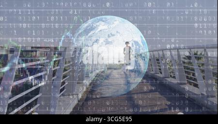 Jogging en leggings gris sur la passerelle, avec balustrades blanches, globe, code binaire, lignes de graphique Banque D'Images