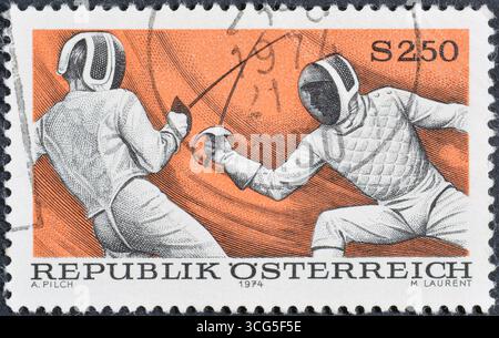 Timbre postal annulé imprimé par l'Autriche, qui montre l'escrime, vers 1974. Banque D'Images