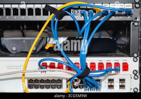 Câbles de communication de distribution connectés dans un boîtier de distribution satellite informatique. Banque D'Images