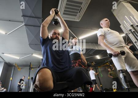 Non exclusif : les vétérans de la guerre russo-ukrainienne avec des jambes prothétiques exercice avec bumbbells lors d'une session d'entraînement ouverte des vétérans de la Banque D'Images