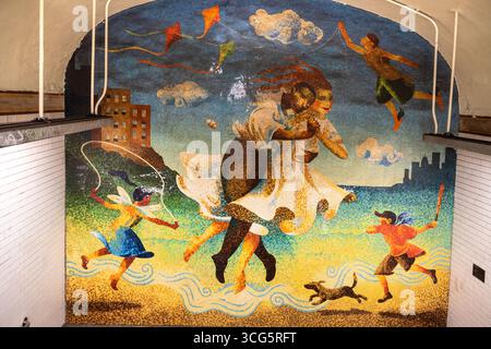 Mur de mosaïque de Raul Colon appelé Primavera à la station de métro NYC 1 train Banque D'Images