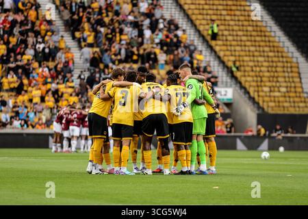 Wolverhampton, Royaume-Uni. 26 août 2025. Caucus de l'équipe des loups pendant le match de football de la Coupe Carabao entre Wolverhampton Wanderers et West Ham United au stade Molineux à Wolverhampton, Angleterre crédit : SPP Sport Press photo. /Alamy Live News Banque D'Images