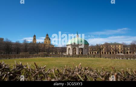 Le temple Diana (Dianatempel) dans le Hofgarten, Munich, Allemagne, avec les tours baroques de l'église théatine en arrière-plan. Banque D'Images