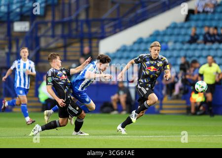 Sheffield, Royaume-Uni. 26 août 2025. Le défenseur de Leeds United Jaka Bijol (15 ans) affronte George Brown lors de la Sheffield Wednesday FC contre Leeds United FC Carabao Cup, 2nd Round match au Hillsborough Stadium, Sheffield, Angleterre, Royaume-Uni le 26 août 2025 crédit : Phil Duncan/Every second Media crédit : Every second Media/Alamy Live News Banque D'Images